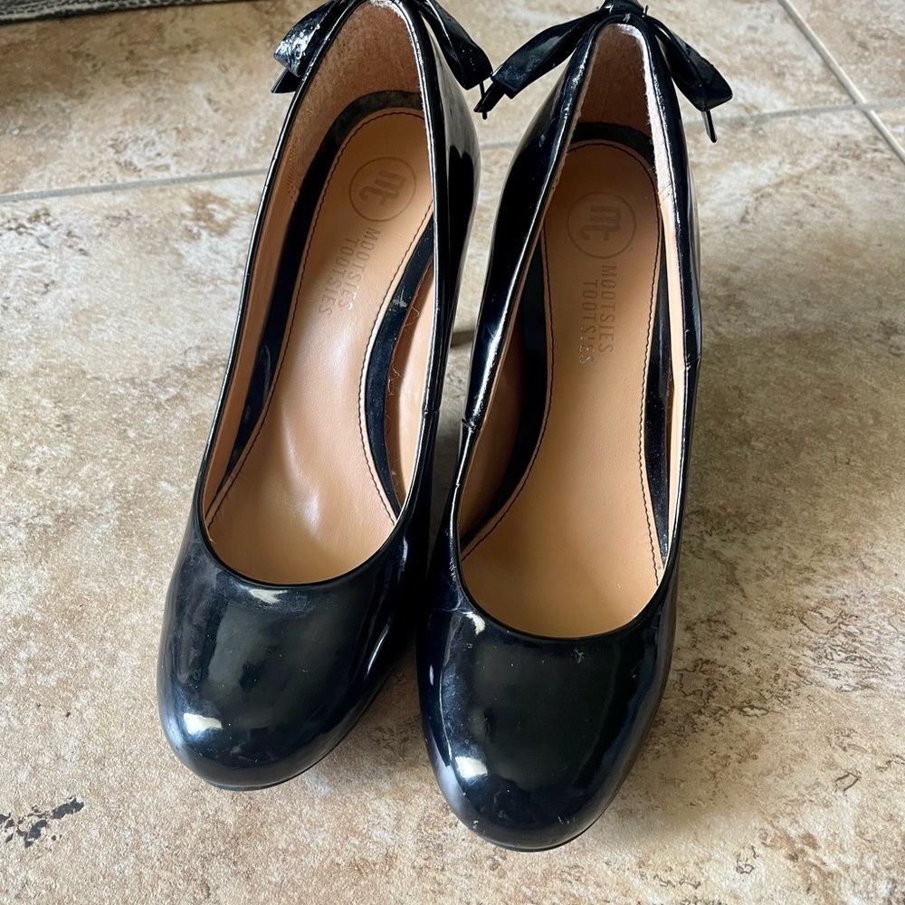 Mootsie Tootsie black patent leather round toe pump with bow on back